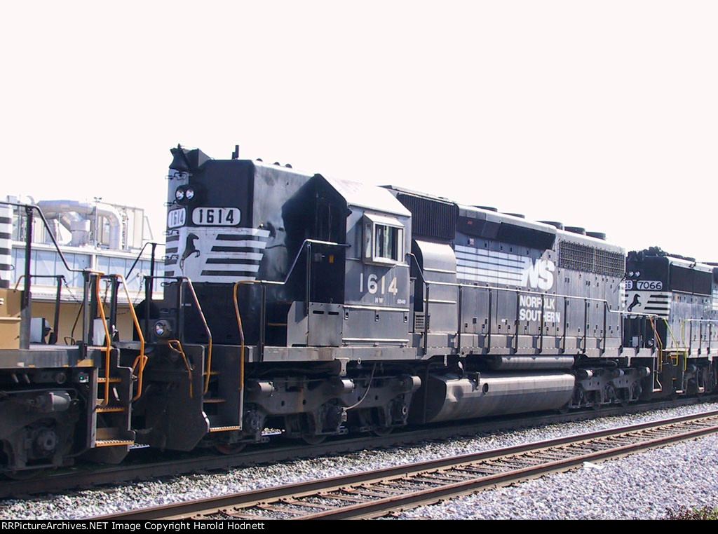 NS 1614 heads towards Linwood yard off the "S" line